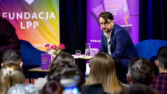 "Chłopaki nie płaczą. Chłopaki z okien skaczą". Ta książka obala mit twardziela