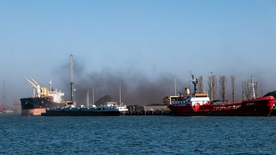 Chmura pyłu węglowego w Gdańsku. Port przyznaje: problem istnieje