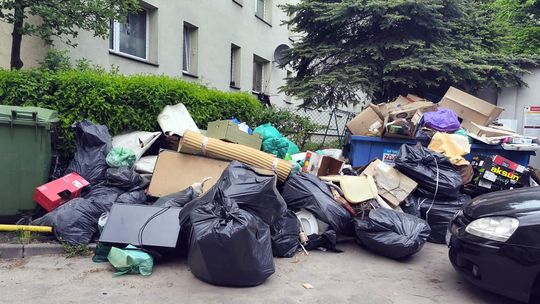 Problem śmieciowy w Chojnicach narasta. Radna pokazuje zdjęcia, mieszkańcy mają dość