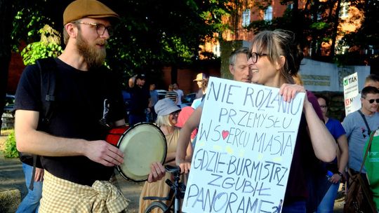 Chojniczanie protestują: „Zostawcie Lasek Miejski i Dolinę Strugi Jarcewskiej”. Burmistrz myśli o referendum