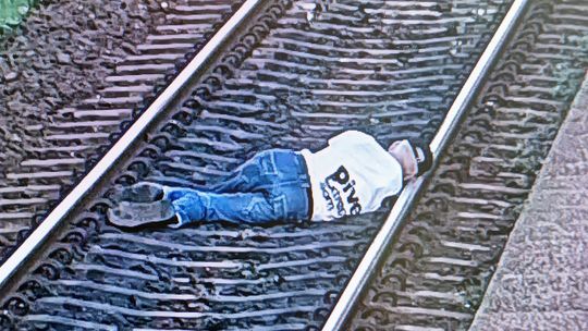 Chwile grozy na stacji Gdańsk Przymorze - Uniwersytet. O krok od tragedii na torach