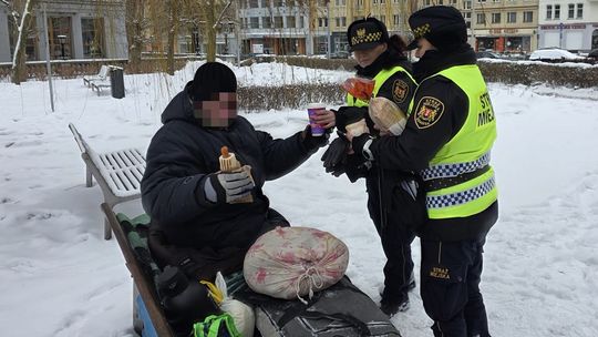 Gdańsk: Ciepły posiłek zamiast obojetności. Strażniczki pomogły bezdomnemu
