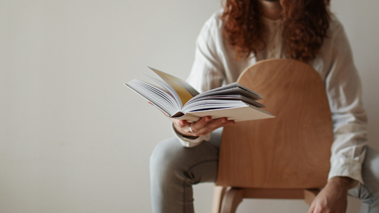 Jak czytają Polacy? Te dwa rodzaje książek uwielbiamy najbardziej Jak czytają Polacy? Te dwa rodzaje książek uwielbiamy najbardziej