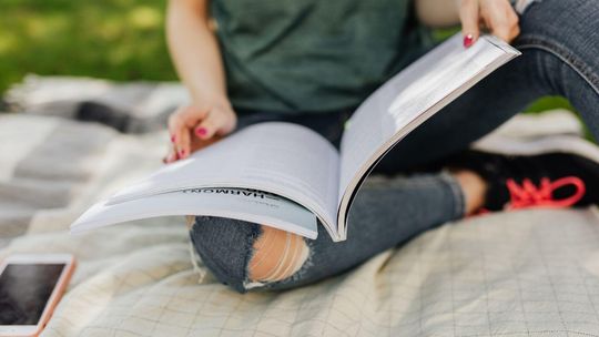 czytanie książek, zdjęcie ilustracyjne