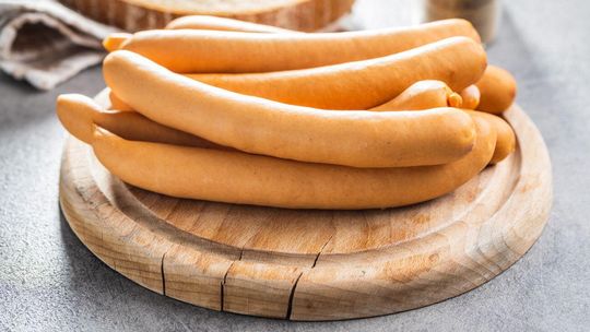 Co tak naprawdę jest w parówkach? Dietetyczka radzi, które wybierać