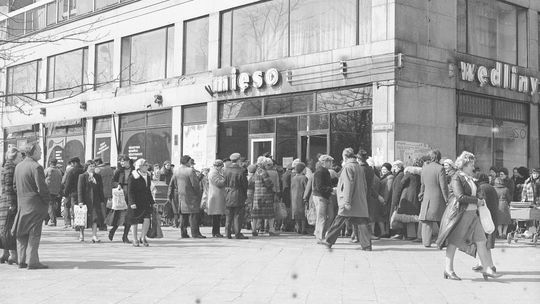 kolejki do sklepów w Warszawie