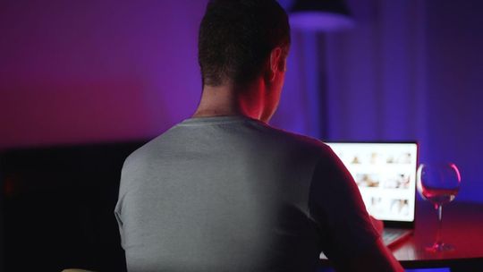 mężczyzna oglądający pornograficzne witryny