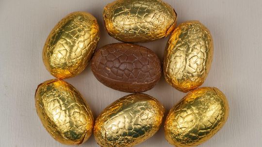 Cukierki z alkoholem trafiły do dzieci. Rada Dzielnicy Piecki-Migowo przeprasza za pomyłkę jajka czekoladowe, zdjęcie ilustracyjne