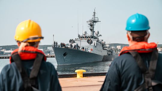 korweta ORP Kaszub wychodzi z portu w Gdyni na ćwiczenia Baltops25