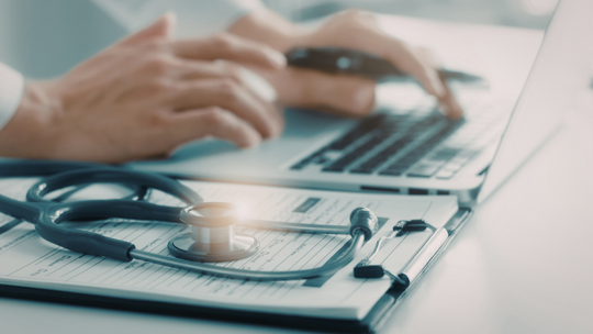 Cyberprzestępcy podszywają się pod NFZ. Atakują lekarzy i wystawiają recepty