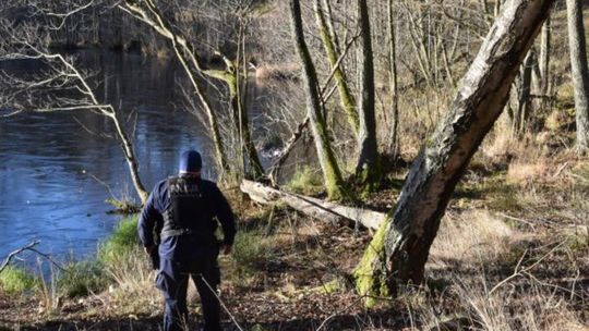 Człuchów: Zastrzelił dwa psy, a potem wrzucił do jeziora