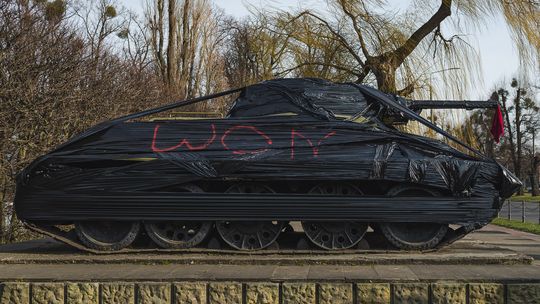 Czołg-pomnik owinęli streczem. Chcą jego usunięcia z Gdańska
