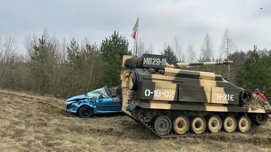 czołg rozjeżdząjący samochód w Skarszewach