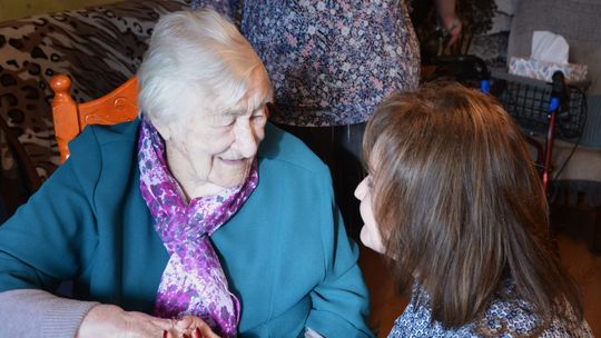 Cztery kawy dziennie, owoce i... słodycze. Mieszkanka Przyjaźni świętuje 102. urodziny!