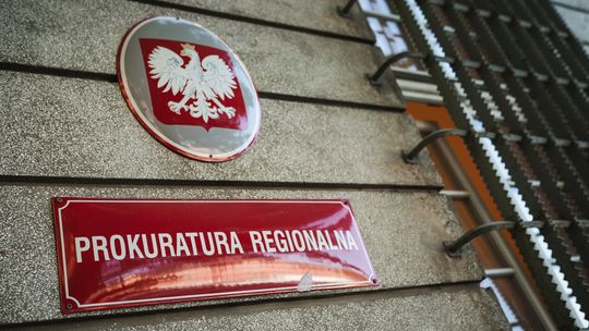 Cztery osoby odpowiedzą za 44 przestępstwa. Fałszowały dokumenty i wyłudzały pieniądze