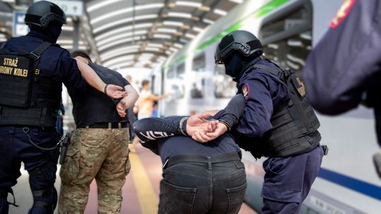 kontrole służb na dworcach w Gdańsku i Gdyni