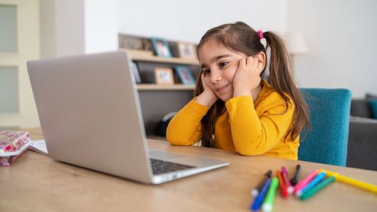 dziewczynka przy komputerze