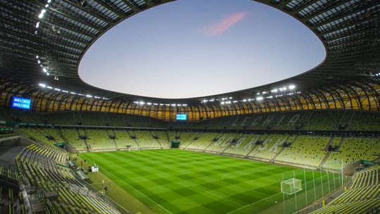 Derby Trójmiasta bez kibiców Lechii w Gdyni. Ale w Gdańsku stanie telebim