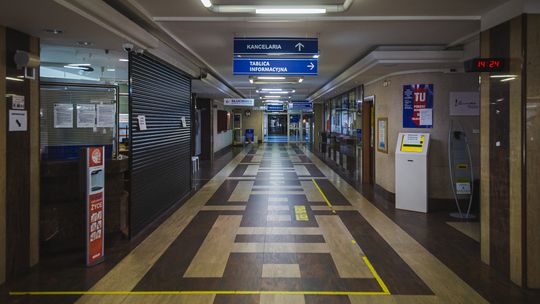 Detektory metali i bramki w szpitalach? Rząd reaguje na ataki na lekarzy