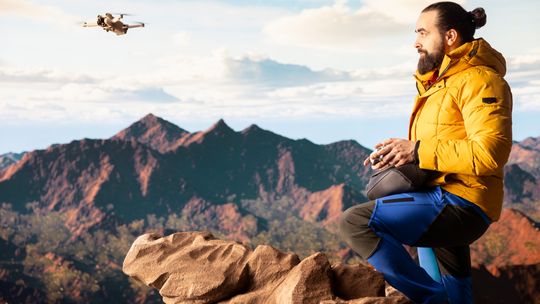 mężczyzna z dronem, zdjęcie ilustracyjne