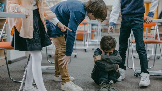 Dlaczego rośnie przemoc rówieśnicza w szkołach? Psychiatra: to wina dorosłych