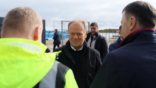 Donald Tusk na terenie przyszłej ektrowni jądrowej w gminie Choczewo