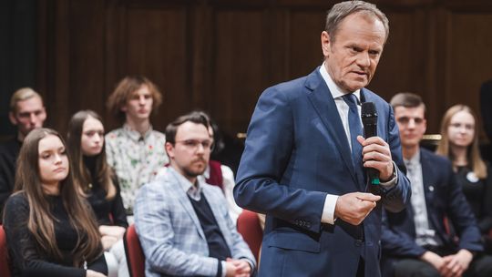 Donal Tusk, spotkanie z młodzieżą w Ratuszu Staromiejskim w Gdańsku