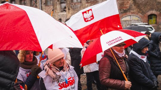 „Dość chaosu w oświacie”. Nauczyciele protestowali pod kuratorium w Gdańsku