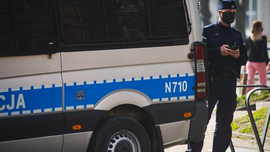 Dotykał miejsc intymnych małoletniej. Szuka go policja