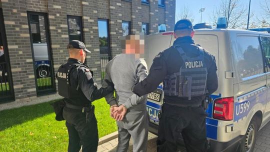 Dramat w środku nocy. Ojciec i syn przykuli 72-latkę do kaloryfera. Chodziło o majątek