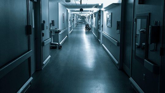 Dramat w Wejherowie! Dwóch pacjentów wypadło przez okno. Jeden po drugim