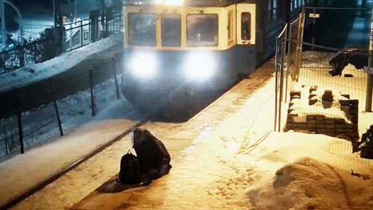 Dramatyczne chwile na stacji SKM w Gdyni. Kobieta klęczała nad krawędzią peronu Dramatyczne chwile na stacji SKM w Gdyni. Kobieta klęczała nad krawędzią peronu