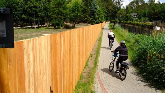 Drewniana ściana zasłoniła jezioro w Charzykowach