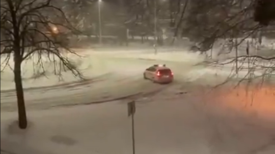 Policyjny radiowóz driftował na rondzie w Słupsku? Jest stanowisko komendy [FILM]