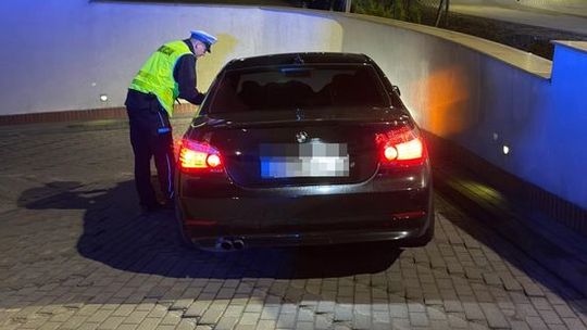 Driftował na parkingu w Kartuzach. Pożegnał się z prawem jazdy
