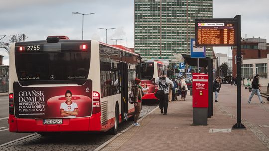 „Dwa razy dłużej niż autem”. Nowe dane o transporcie publicznym w Gdańsku są bezlitosne Dworzec Główny, przystanek, Gdańsk