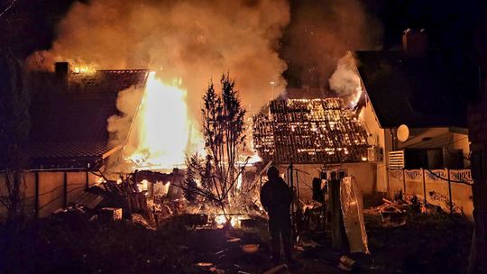 Tragiczna noc na Pomorzu! Dwa groźne pożary, nie żyje jedna osoba