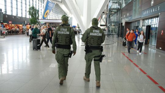 Jeden miał "bombę", drugi się awanturował. Obaj nigdzie nie polecieli