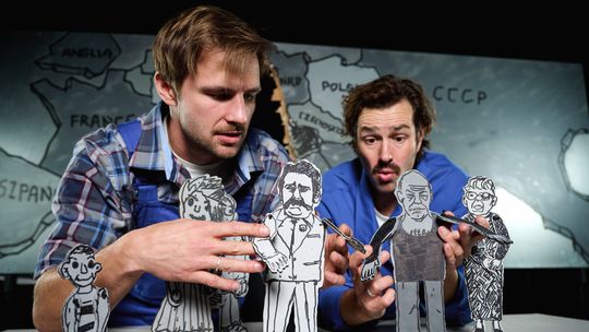 Dwaj stoczniowcy w wielkiej skrzyni. Teatr Miniatura o Solidarności dla najmłodszych