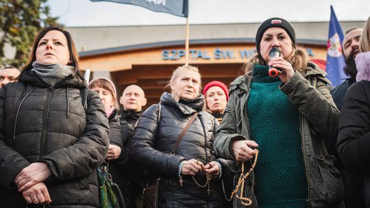 Dwie kontrmanifestacje pod szpitalem na gdańskiej Zaspie. Krzyki, różaniec i płacz dzieci!