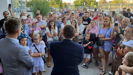 Dyskutują o braku miejsc w szkole w Pogórzu. Rodzice czekają na konkretne rozwiązania