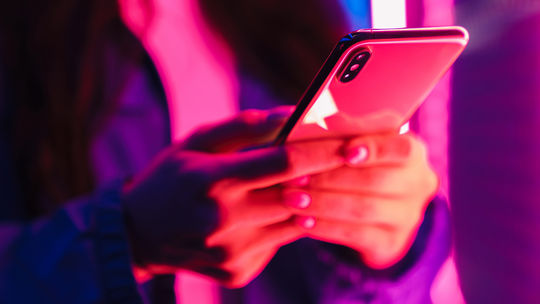 Dzieci oglądają w sieci pornografię. KE pozywa Polskę przez weto prezydenta