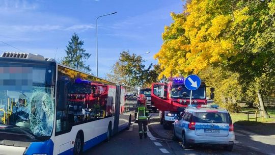 Dzierżążno: 14-latek na hulajnodze elektrycznej wjechał pod autobus. Interweniował śmigłowiec LPR