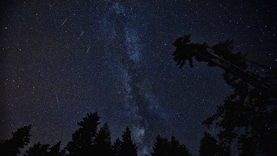 Noc spadających gwiazd! Zobaczymy je nawet bez lornetki