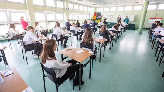 uczniowie podczas egzaminu ósmoklasisty z matematyki – zdjęcie ilustracyjne