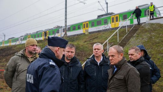 premier Donald Tusk na miejscu aktu dywersji na trasie Warszawa-Lublin