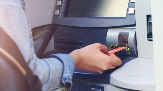 Uwaga na bankomaty! Ekspert pokazuje, jak rozpoznać urządzenia przestępców