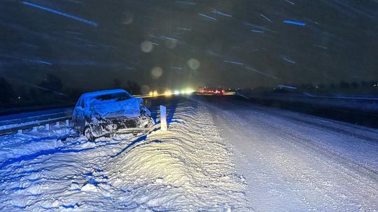 Uwaga kierowcy! Zablokowany pas ruchu na drodze S7 w kierunku Warszawy wypadek na S7