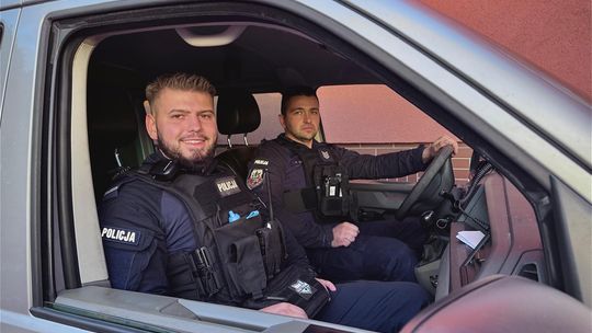 sierż. szt. Krzysztof Strelau i st. post. Nataniel Wójtowicz, policjanci z Kwidzyna, którzy pomogli uratować życie kobiety