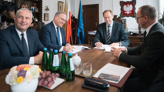 podpisanie umów na inwestycje poprawiające efektywność energetyczną w Starogardzie Gdańskim i Chmielnie